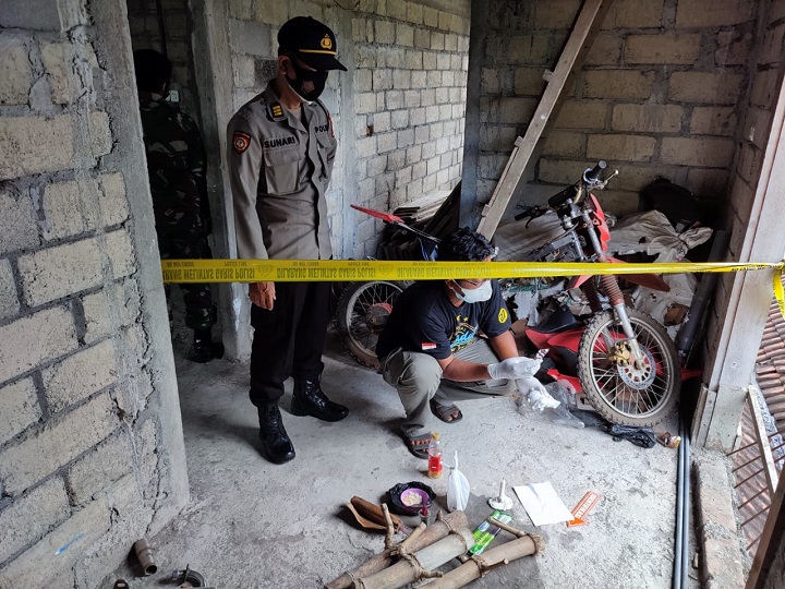 Kapolsek Bakung dan Unit Identifikasi Reskrim Polres Blitar saat lakukan olah TKP. SP/Hadi Lestariono 