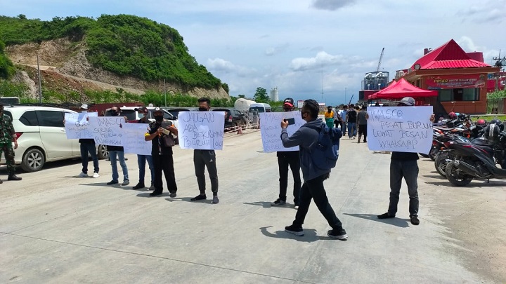 Orasi didepan Gerbang PT Imasco. SP/Nyot