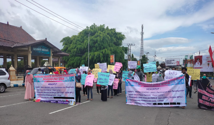 Pedagang melakukan aksi unjuk rasa di depan pasar legi, Kelurahan Banyudono, Kecamatan Kota, Kabupaten Ponorogo, Rabu (7/4/2021).SP/PEMKAB PONOROGO
