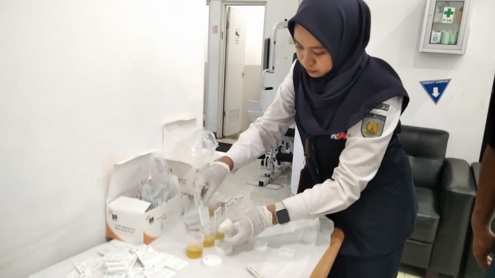 Petugas lakukan pengecekan urine. SP/Lestariono