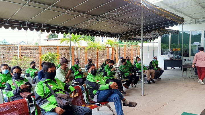 Ratusan pengemudi ojol dan taksol saat mengikuti vaksinasi massal covid-19 di RS Emma dan RS Kamar Medika. SP/Dwy Agus Susanti