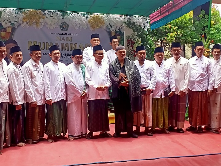 Foto bersama, Kepala Kementerian Agama Kab. Sumenep, H. Chaironi Hidayat, S.Ag, MM bersama KH. Malik Sanusi, S.Ag, usai menggelar acara kegiatan. SP/Ainur Rahman