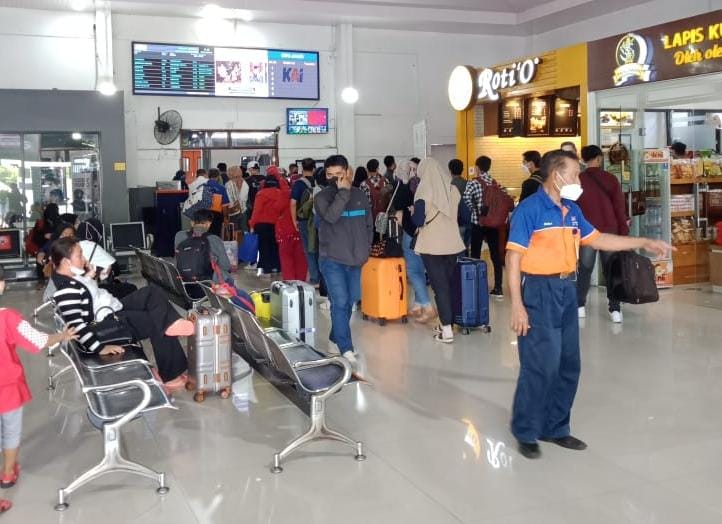 Suasana di Stasiun Pasar Turi yang masih belum padat, Minggu (24/4/2022). SP/Amin