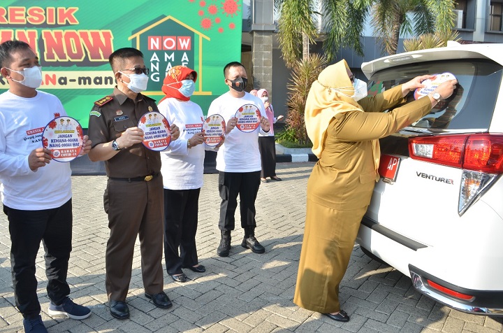 Wabup Aminatun Habibah menempelkan stiker Gresik Jaman Now di kaca belakang mobil dinasnya disaksikan anggota forkopimda. SP