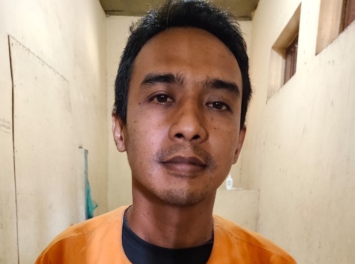 Kusdi Pramono, pelaku penganiayaan terhadap ibunya yang berhasil diamankan petugas. SP/Nyot