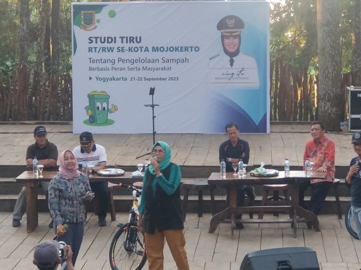 Wali kota Ning Ita saat membuka studi titu RT/RW se Kota Mojokerto tentang pengelolaan sampah.