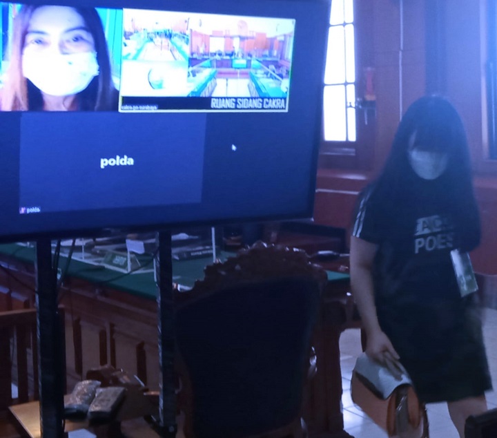 Terdakwa Linda Leo Darmosuwito (dilayar TV), dan saksi Angelina anak kandung terdakwa, di ruang Cakra PN Surabaya, Senin (08/11/2021). SP/Budi Mulyono