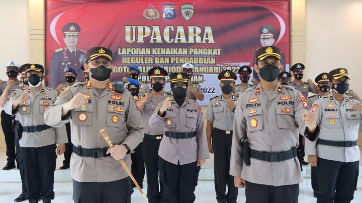 Kapolres Pasuruan AKBP Erick Frendriz bersama anggotanya usai upacara kenaikan pangkat. SP/Her