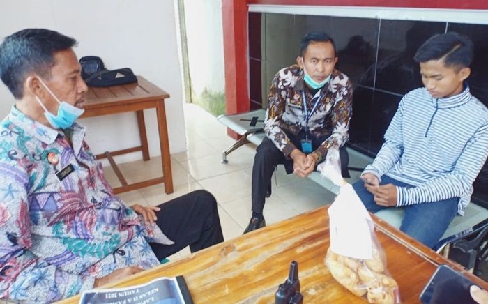 Petugas mencurigai seorang pengunjung berinisial BS yang hendak menitipkan makanan. Ketika diperiksa petugas melihat benda yang mencurigakan di dalam pisang goreng yang terlihat dilayar x-ray, Minggu (25/4/2021). SP/Budi Mulyono