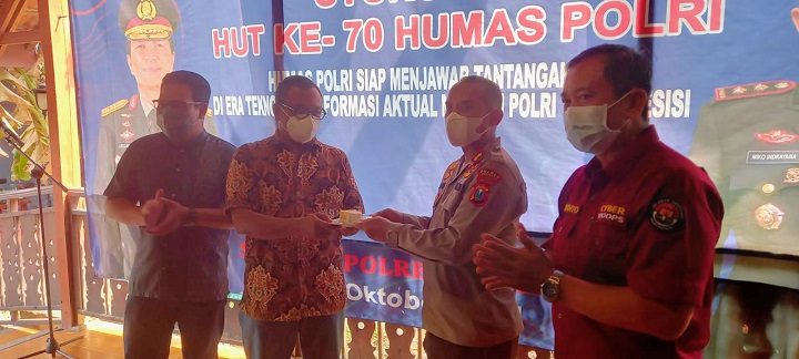 Kapolres berikan potongan roti ke salah satu satu wartawan, dalam tasyakuran HUT Humas Polri ke 70. SP/MUHAJIRIN KASRUN
