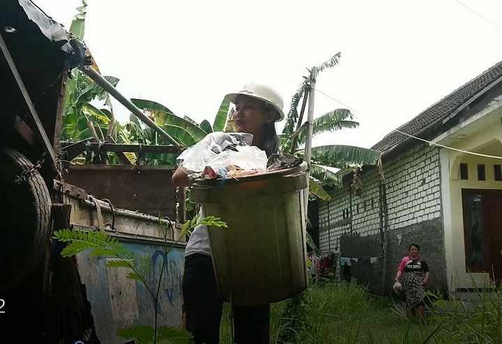 Devi Rosyida Ariyani, janda 3 anak yang rela bekerja sebagai tukang pengangkut sampah warga di desanya. SP/Grs
