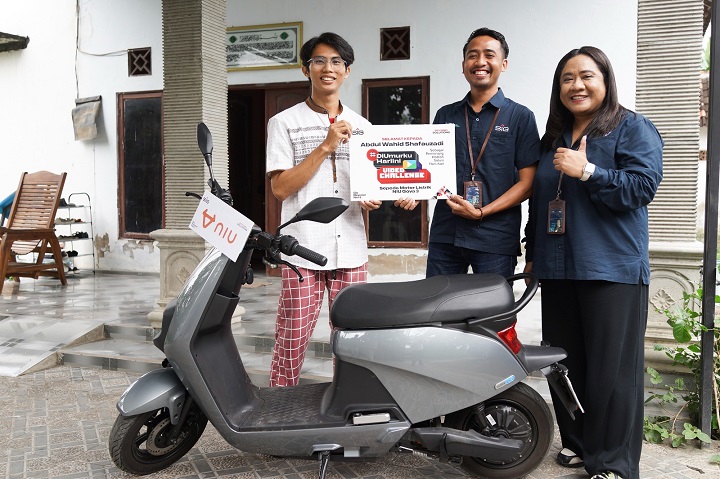 Firman Bahari (kedua kanan), Corporate Communication SIG, menyerahkan hadiah Motor Listrik NIU Gova 03 kepada Abdul Wahid Shafauzadi, asal Situbondo, Jawa Timur, pemenang kompetisi video peringatan satu dekade perjalanan transformasi SIG, #DiUmurkuHariIni