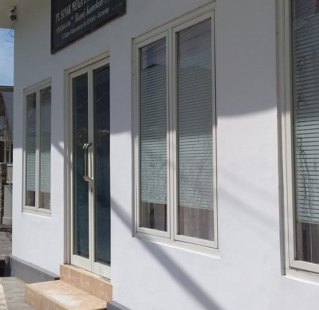 Kantor Pemasaran,  PT. Sinar Mega Indah Persada, Bumi Sumekar Asri, Jalan Sultan Abdurrahman  No. 03 Desa Kolor Kab. Sumenep, tertutup. SP/Ainur Rahman