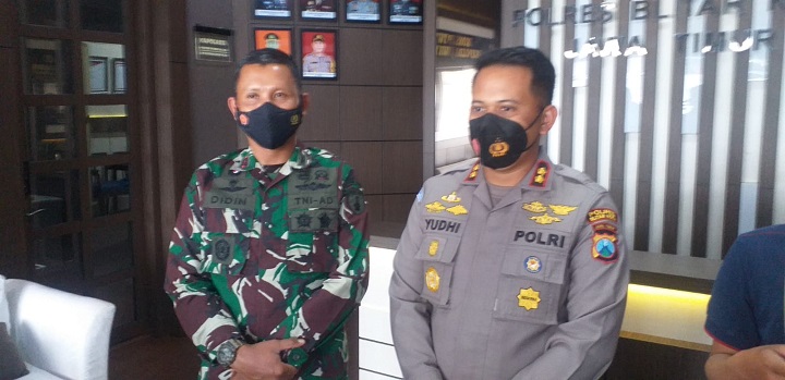Kapolres Blitar Kota AKBP Yudhi Hery Setyawan serta Dandim 0808 Blitar saat memberikan keterangan. SP/Hadi Lestariono