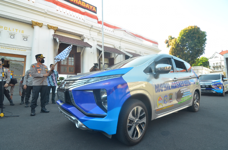 Kapolrestabes Surabaya, Kombes Pol A Yusep Gunawan meresmikan mobil masker di Malporestabes Surabaya, Jumat (3/9/2021). Sp/Arlana