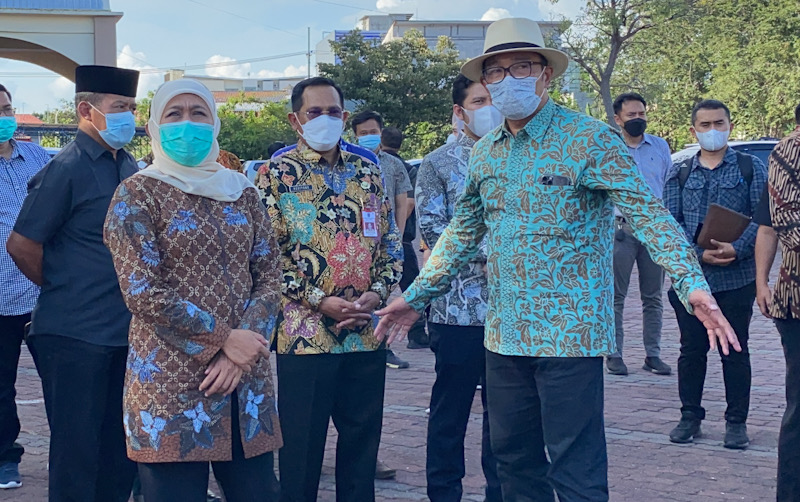 Gubernur Jatim Khofifah (kiri) dan Gubernur Jabar Ridwan Kamil (bertopi) di Area Islamic Centre Surabaya, (29/5/2021). Foto : Riko / Surabaya Pagi