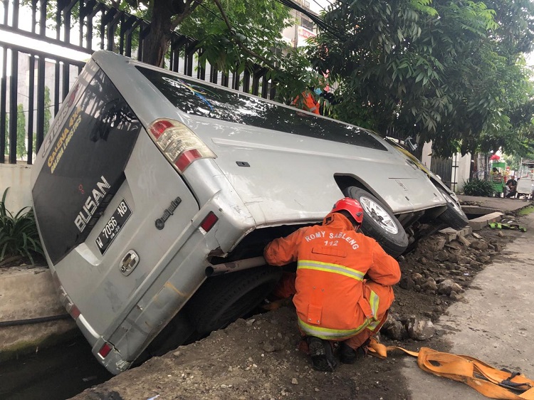 Mobil elf mini dengan plat nomor W 7056 NB masuk selokan. SP/ Kasyi Fahmi