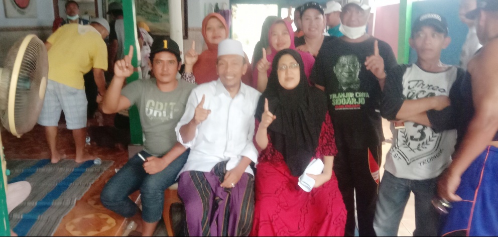 Ikhwan Wudodo,SE berkopiah putih memenangkan Pilkades, Desa Dukuhsari Jabon Sidoarjo. SP/ Hikmah