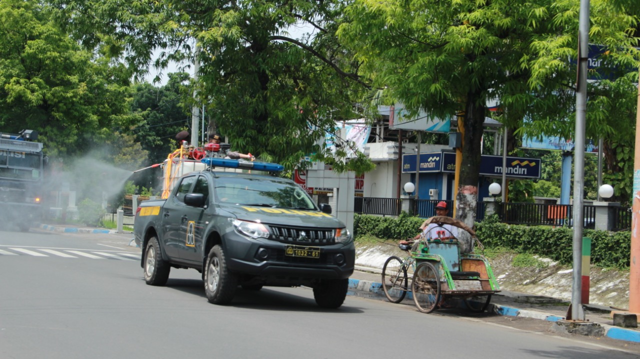 Polresta Mojokerto saat patroli sekaligus melaksanakan penyemprotan desinfektan. SP/Dwy Agus Susanti
