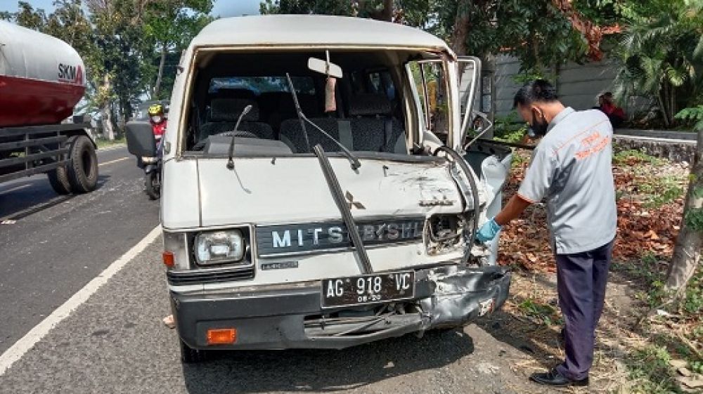 Kondisi mobil Mitsubishi L300 Station Wagon yang ringsek usai ditabrak Taft di Jalan Raya Desa Tanggungan. (SP/Ist)