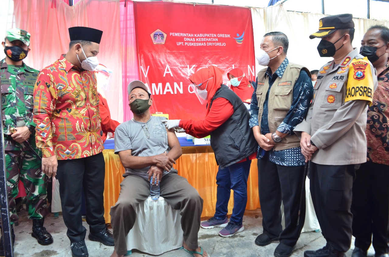 Bupati Gus Yani meninjau langsung kegiatan vaksinasi pedagang di Pasar Petiken, Driyorejo. SP/ M. AIDID