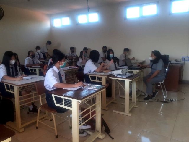 Proses pembelajaran tatap muka di SMP YPPI 1 Surabaya SP/Semmy Mantolas