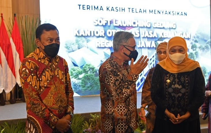 Ketua Dewan Komisioner Otoritas Jasa Keuangan (OJK) Wimboh Santoso (tengah) berbincang dengan Gubernur Jawa Timur Khofifah Indar Parawansa (kanan) di sela-sela peresmian Kantor OJK Regional IV Jawa Timur di Surabaya, Jawa Timur, Selasa (15/3/2022).