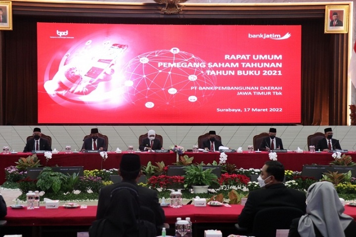 Gubernur Jatim, Khofifah saat memimpin rapat RUPS Bank Jatim, bersama direktur Utama, Busrul Iman di kantor Pusat Bank Jatim, Kamis (17/3/2022).