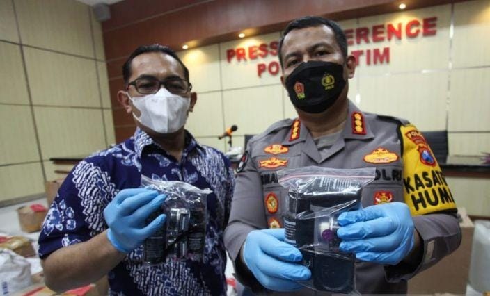 Polisi memamerkan barang bukti yang berhasil diamankan.