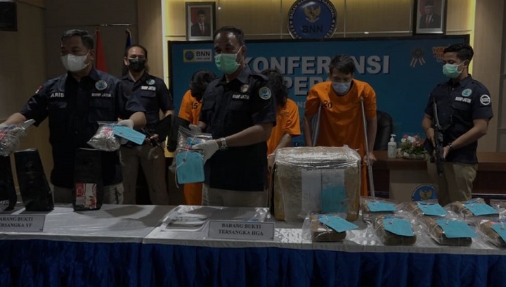 BNNP Jatim menggelar jumpa pers ungkap kasus jual beli ganja lewat medsos. 