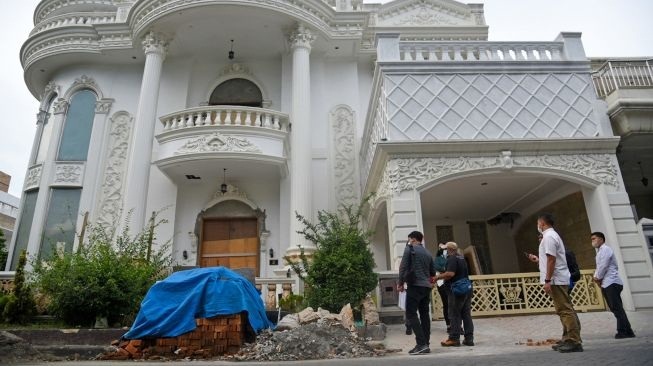 Petugas Direktorat Tindak Pidana Ekonomi Khusus (Dirtipideksus) Bareskrim Polri melakukan penyitaan satu aset tersangka kasus aplikasi trading Binomo Indra Kesuma atau Indra Kenz di Perumahan Cemara Asri, Percut Sei Tuan, Deli Serdang, Sumatera Utara, Kam