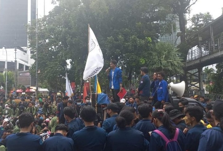 Massa aliansi Badan Eksekutif Mahasiswa Seluruh Indonesia (BEM SI) menggelar aksi demonstrasi di kawasan Patung Kuda Arjuna Wiwaha, Jakarta Pusat, Kamis (21/4/2022).