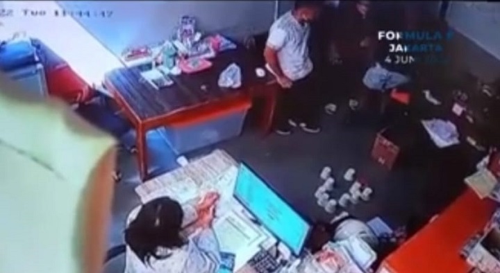 Screen capture rekaman CCTV yang menunjukkan Benny menampar Ricardo.