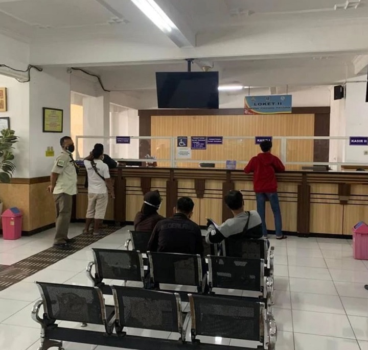 Suasana pelayanan di Samsat Tandes Surabaya Barat.