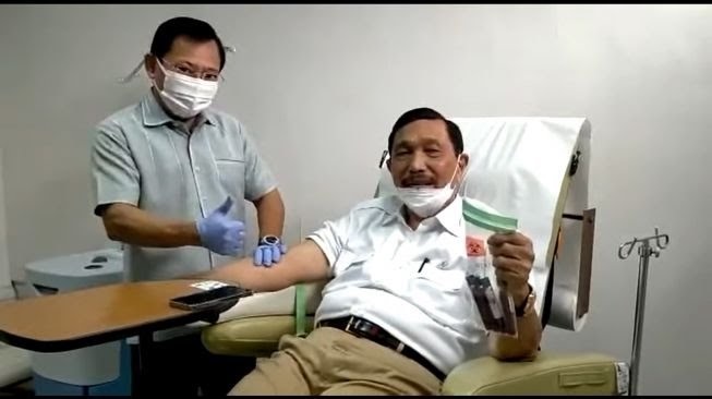 Dokter Terawan Agus Putranto mengambil darah Menko Marves Luhut Binsar Panjaitan untuk kemudian diproses dalam pemberian Vaksin Nusantara