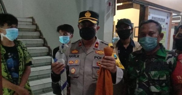 Kompol Hari Kurniawan menunjukkan sarung yang sudah diisi batu.