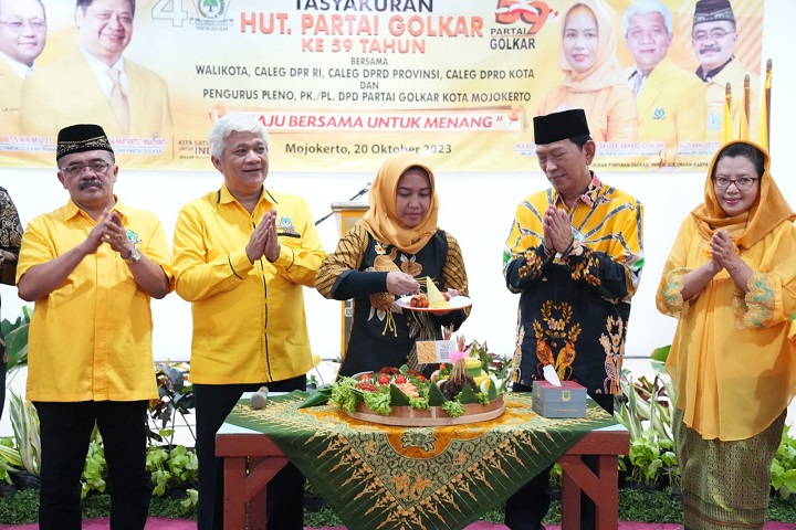 Wali Kota Mojokerto menyerahkan potongan tumpeng kepada ketua DPD partaI Golkar