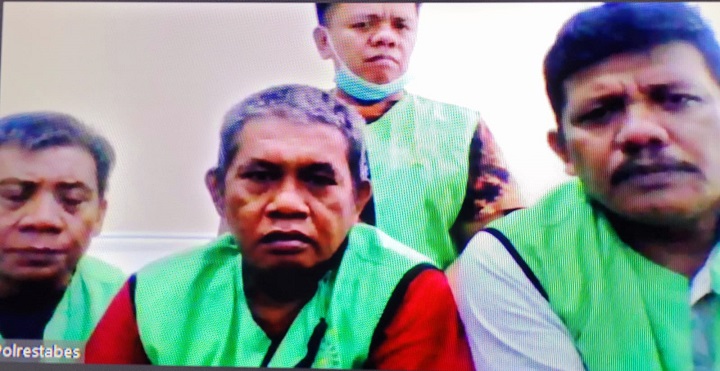 Terdakwa Nasir,  Abdul Slamet, Sukri Puang Wellang dan Suwardi,menjalani sidang Agenda Saksi Korban, di ruang Candra PN.Surabaya,secara online.Kamis (24/11/2022).SP/ Budi Mulyono