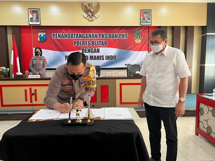 Penandatanganan kerja sama oleh Kapolres Blitar dan pihak PT RMI. SP/Hadi Lestariono