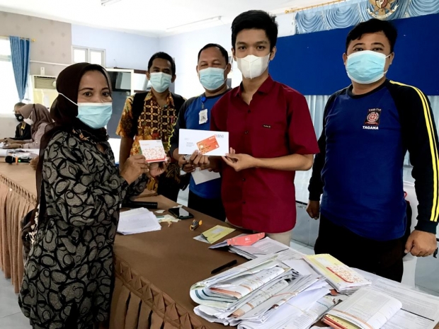 Penyaluran BLTD di Madiun Sabtu (30/10/2021).SP/KOMINFO JATIM