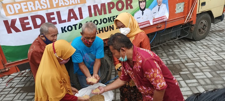 Wali Kota Mojokerto, Ning Ita saat turun langsung mengawasi OP Kedelai murah.  SP/Dwy Agus S