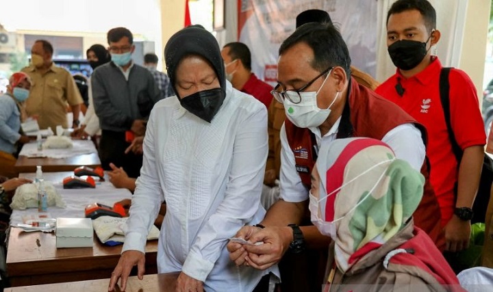 Menteri Sosial Tri Rismaharini saat meninjau penyaluran BPNT beberapa waktu lalu. SP/Ris
