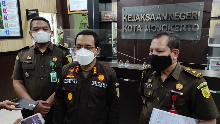 Kepala Kejaksaan Negeri Kota Mojokerto saat melakukan penahan tiga tersangka kasus kredit macet Bank Jatim. SP/Dwi AS