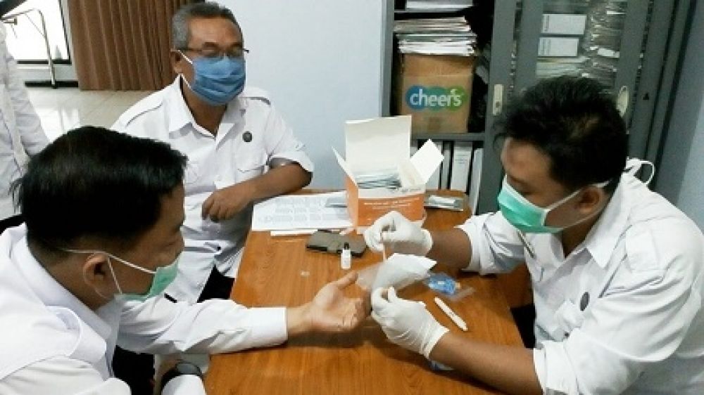 Kepala BNN Kota Surabaya, AKBP Kartono saat  mengikuti kegiatan Rapid Test di kantor BNNK, Surabaya, Rabu (13/5/2020). SP/Arlan