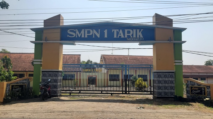Gapura sekolah SMPN 1 Tarik, Sidoarjo
