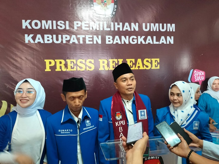 Ketua DPD PAN Bangkalan Moch Aziz bersama Sekertaris dan jajaran Bacaleg Usai mendaftar di KPU Bangkalan.
