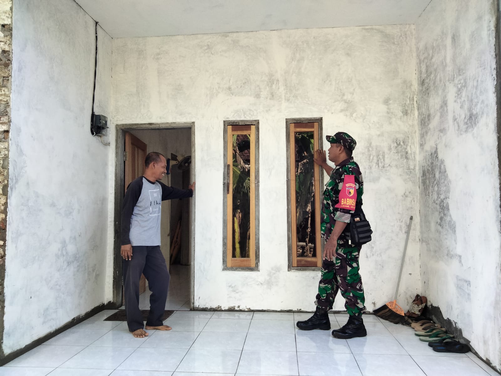 Kondisi rumah Bapak Di'in dan Bapak Ali Kuswandi setelah selesai menerima rehab RTLH Program TMMD 114 Kodim 0816/Sidoarjo