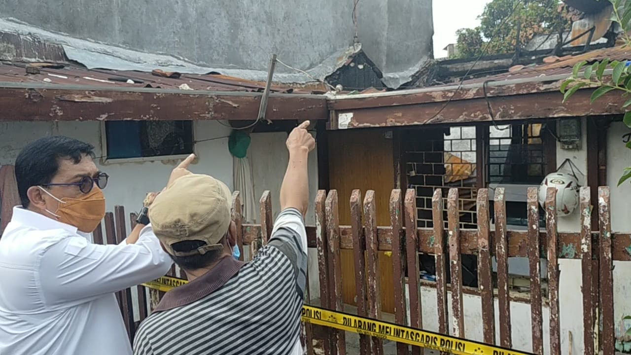 Machfud Arifin datang memberi semangat kepada tiga warga Jalan Simolawang Pojok, Kelurahan Simokerto, Kecamatan Simokerto yang rumahnya terbakar Rabu (25/11) petang. SP/ALQOMARUDDIN.