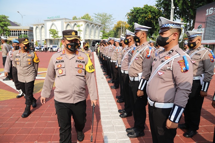 Kapolres AKBP Mochamad Nur Azis saat menginspeksi pasukan jelang dimulainya Operasi Zebra Semeru 2022 di Halaman Mapolres Gresik. SP/Grs