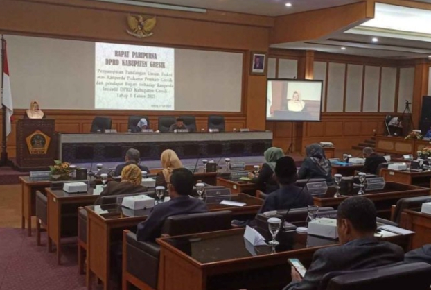 Suasana rapat paripurna DPRD Gresik dengan agenda penyampaian pandangan umum fraksi terhadap ranperda prakarsa Pemkab Gresik. SP/Grs
